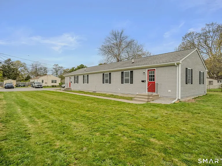 4 York Ct — Photo 1