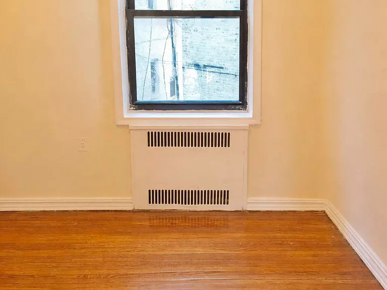 2500 Webb Ave #8 — Photo 2