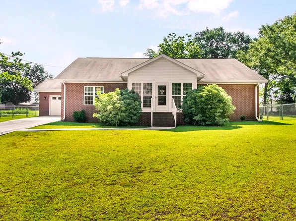 209 E McGowan St, New Brockton, AL 36351