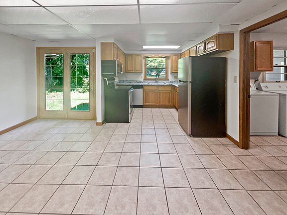 5th image of 551 Emerson Dr