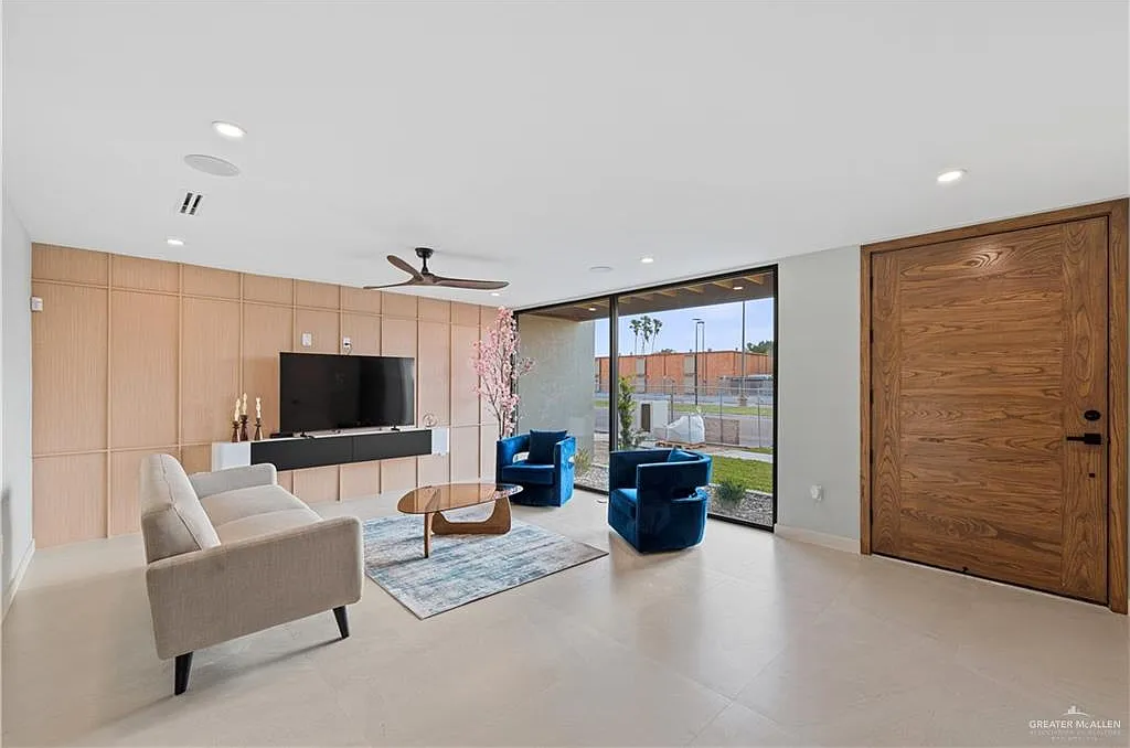 3 bed, 3.5 bath, 2600 sqft, $3,700 — Photo 4