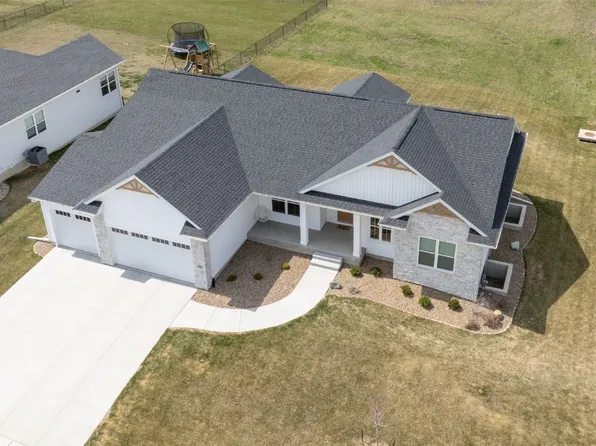 3149 Windsor Dr, Robins, IA 52328
