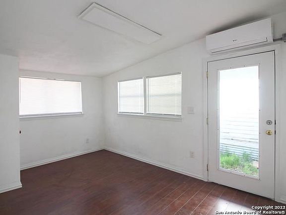 3rd image of 215 Aransas Ave