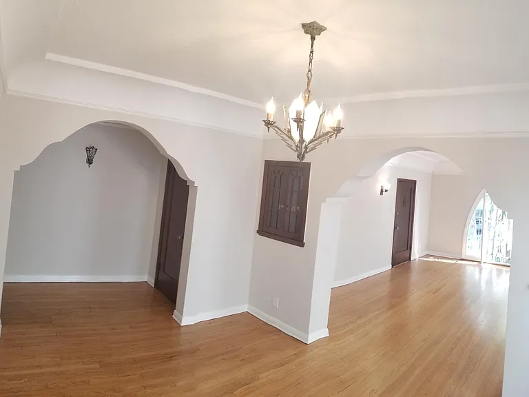 341 N Curson Ave — Photo 5