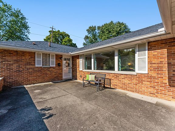 3rd image of 3961 Kioka Ave
