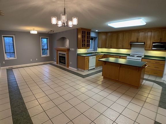 4th image of 325 Burton Pl