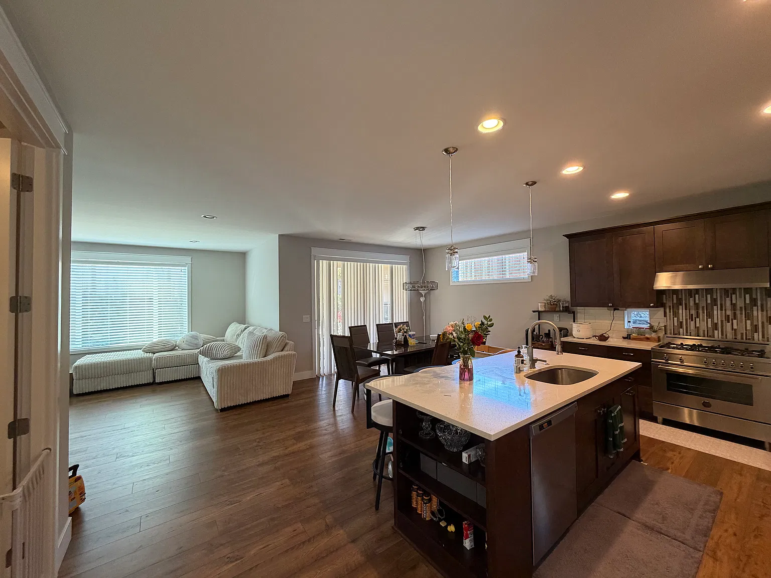 5 bed, 2.5 bath, 3000 sqft, $850 — Photo 4