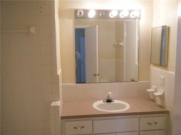3rd image of 2424 SE 17th St APT 110B
