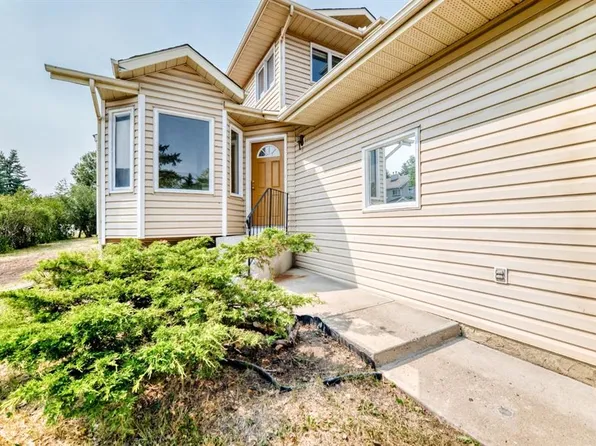 434 E Millrise Dr SW, Calgary, AB T2Y 2W5