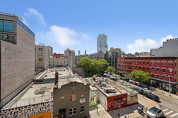 Sold by Compass | media 21