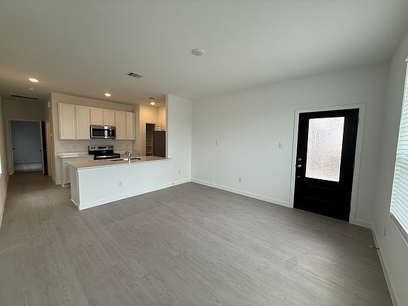 3rd image of 16518 Texas Palmetto Way