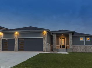 16223 Walnut Meadows Ct, Urbandale, IA 50323