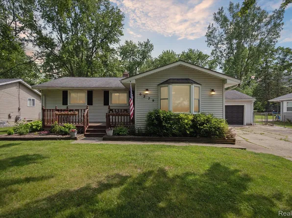 6279 Woodsdale Dr, Grand Blanc, MI 48439