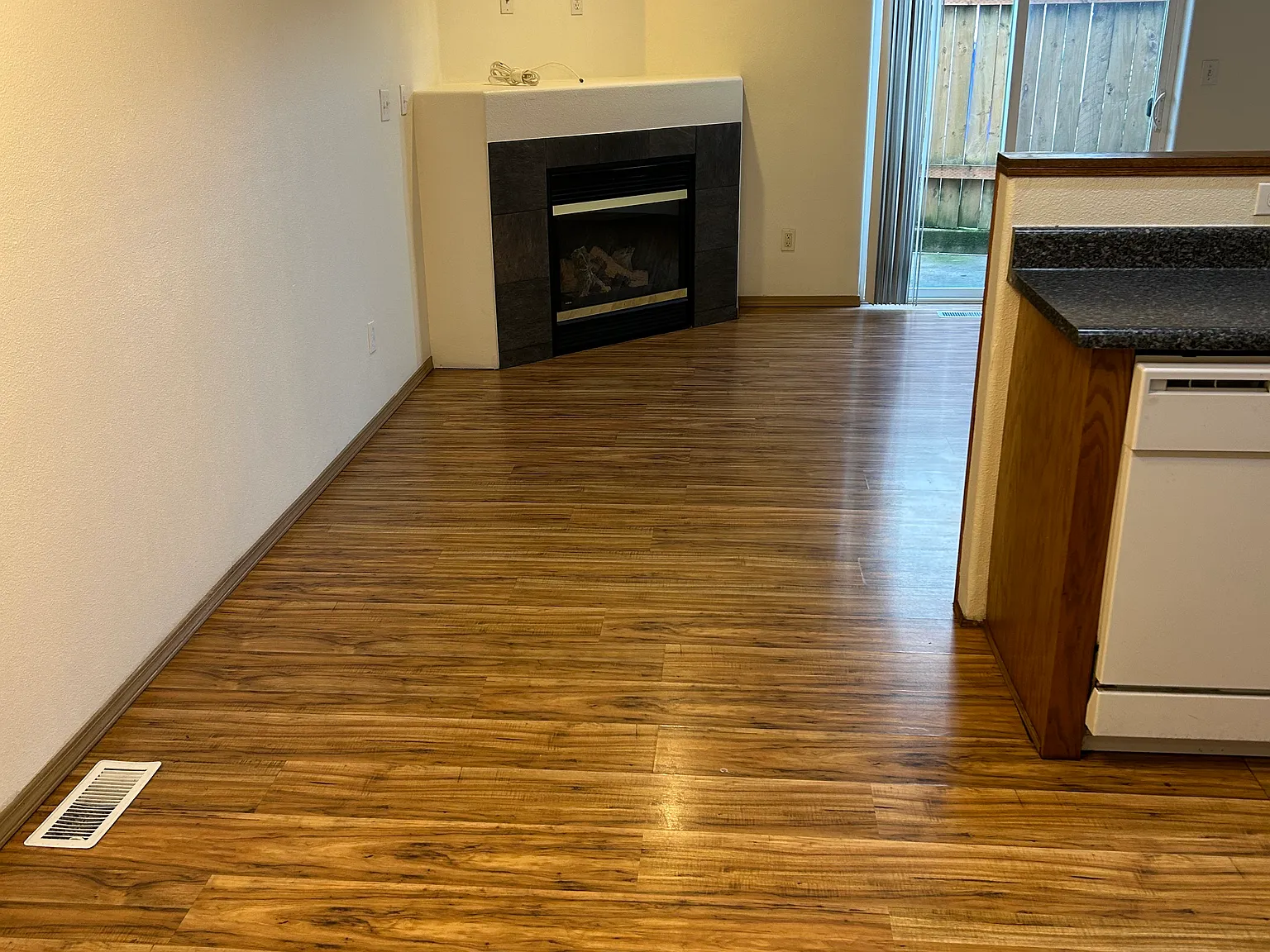 3 bed, 2.5 bath, 1310 sqft, $2,150 — Photo 4