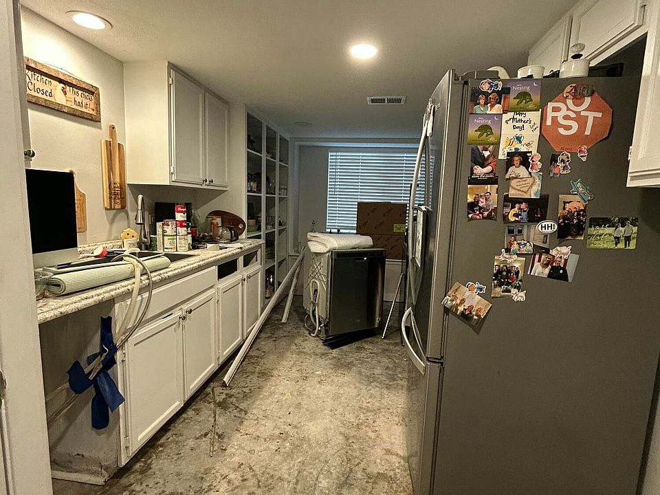 2nd image of 407 Lakebend Pl