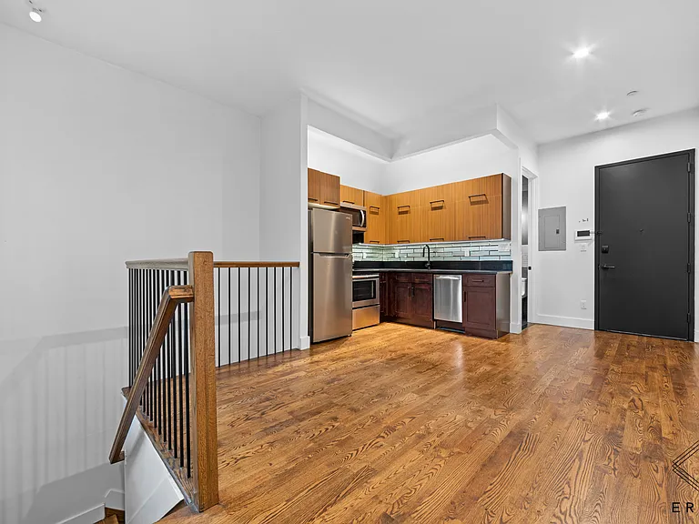 230 20th St #1B — Photo 3