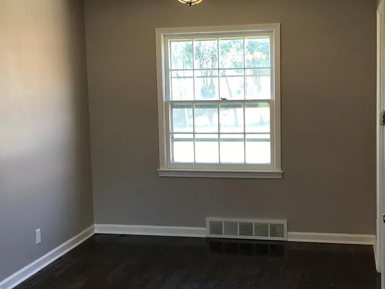 207 S Pinecrest St — Photo 2