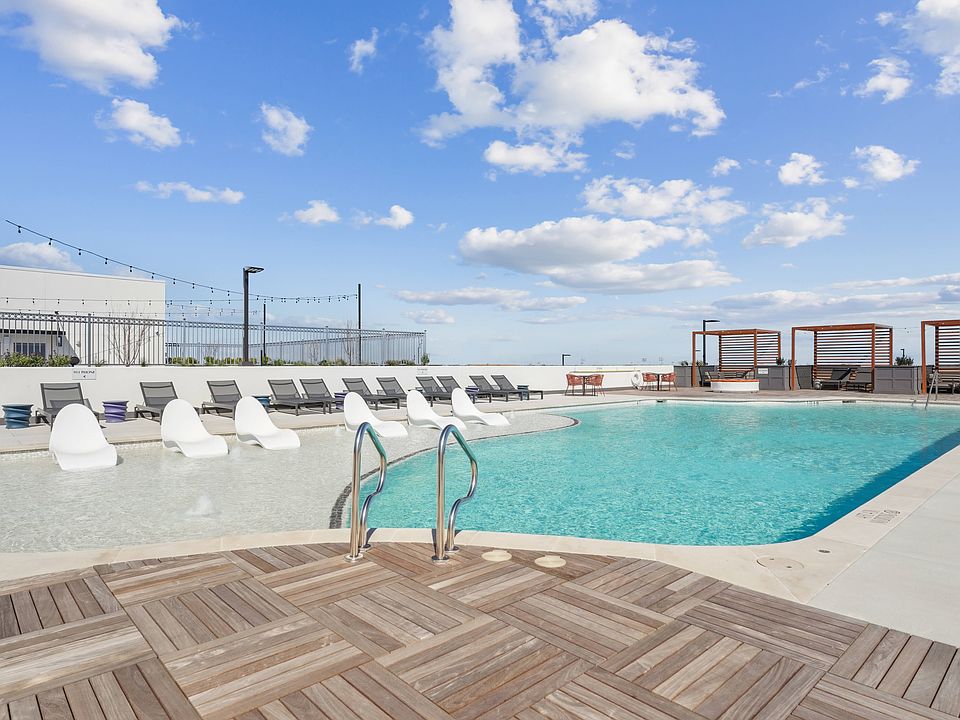Rooftop Salt-Water Pool