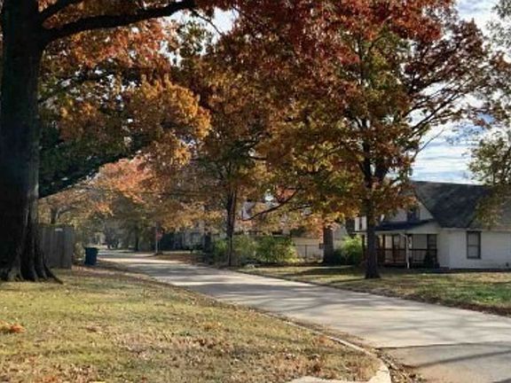 Exterior Neighborhood (street photo)