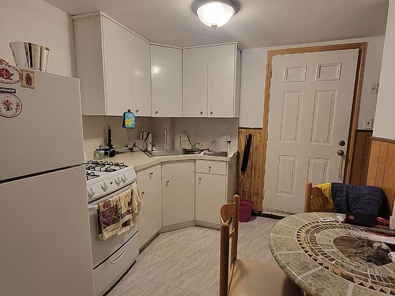3rd image of 4 Maretzek Ct