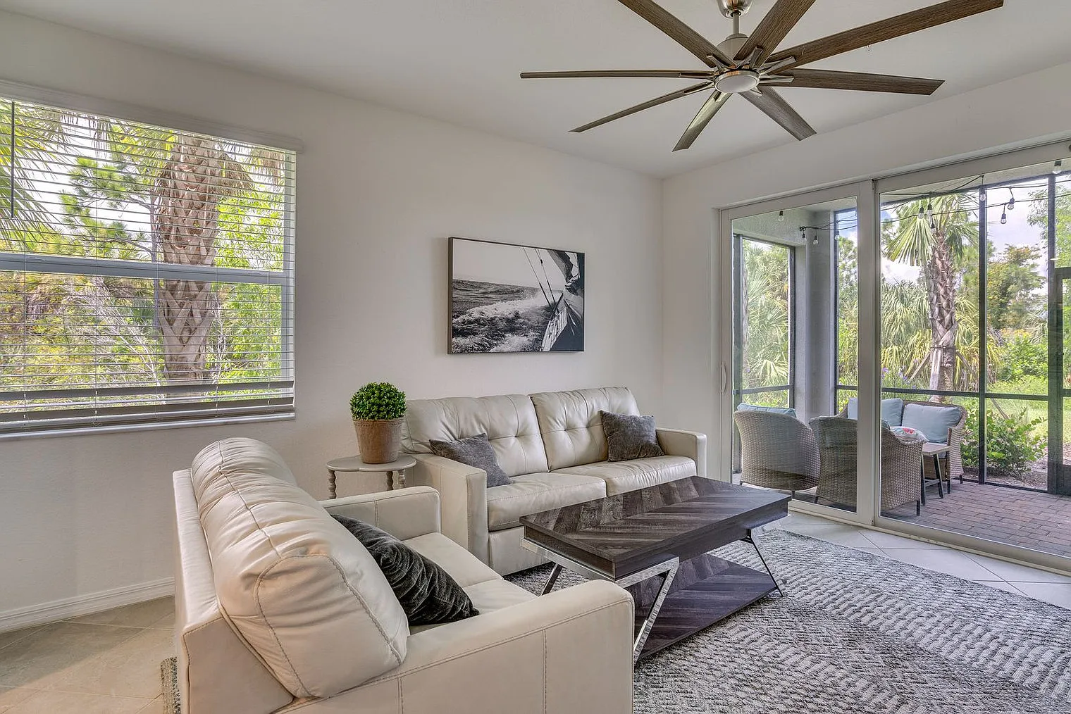 3 bed, 2.0 bath, 1356 sqft, $2,806 — Photo 2