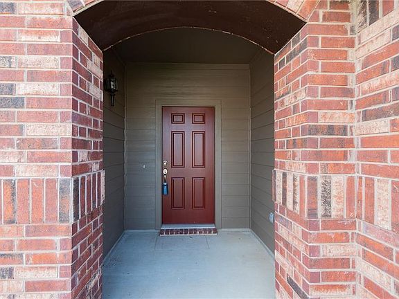 5th image of 305 Hyltin St