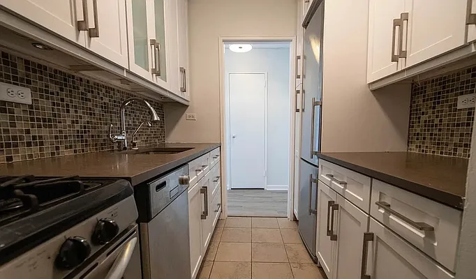 160 West End Avenue #7M in Lincoln Square, Manhattan