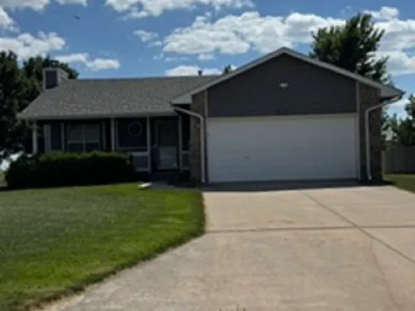 517 Clover Ln, Hesston, KS 67062