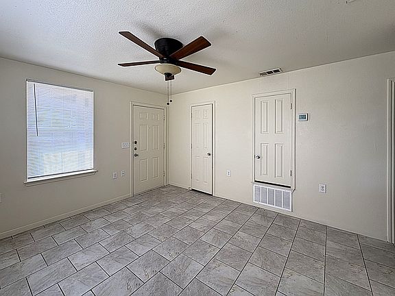 4th image of 711 Hackberry St #B