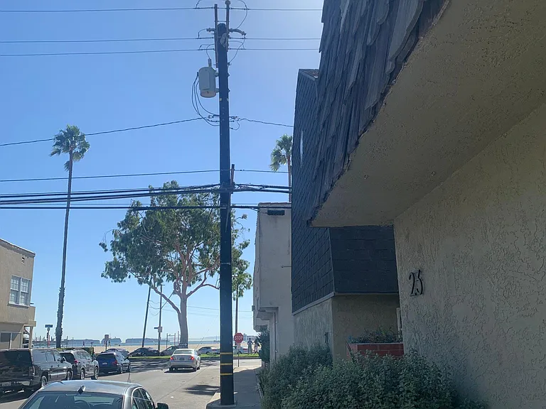 front entry view towards beach
