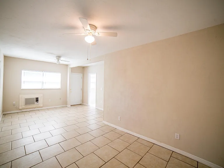1079 SW 11th Ter — Photo 15