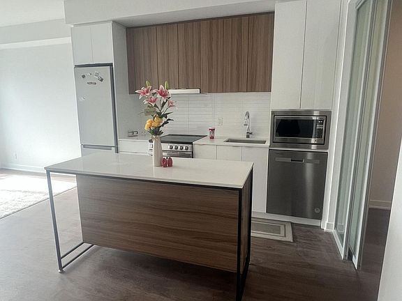 5th image of 30 Upper Mall Way #3303