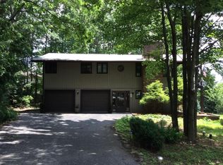 8 Cobblewood Dr, Mount Pocono, PA 18344