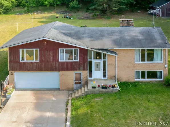 9546 Benham St NE, Cedar Springs, MI 49319