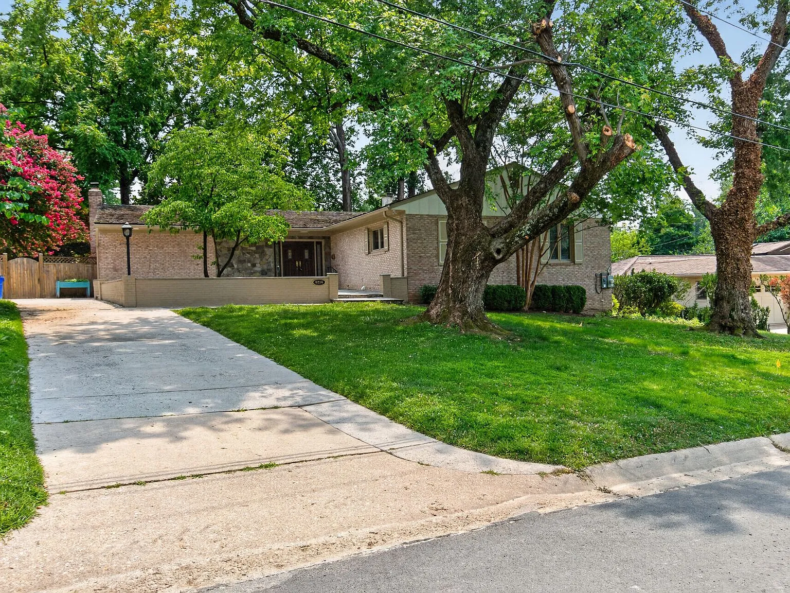 6 bed, 4.5 bath, 5000 sqft, $5,999 — Photo 4