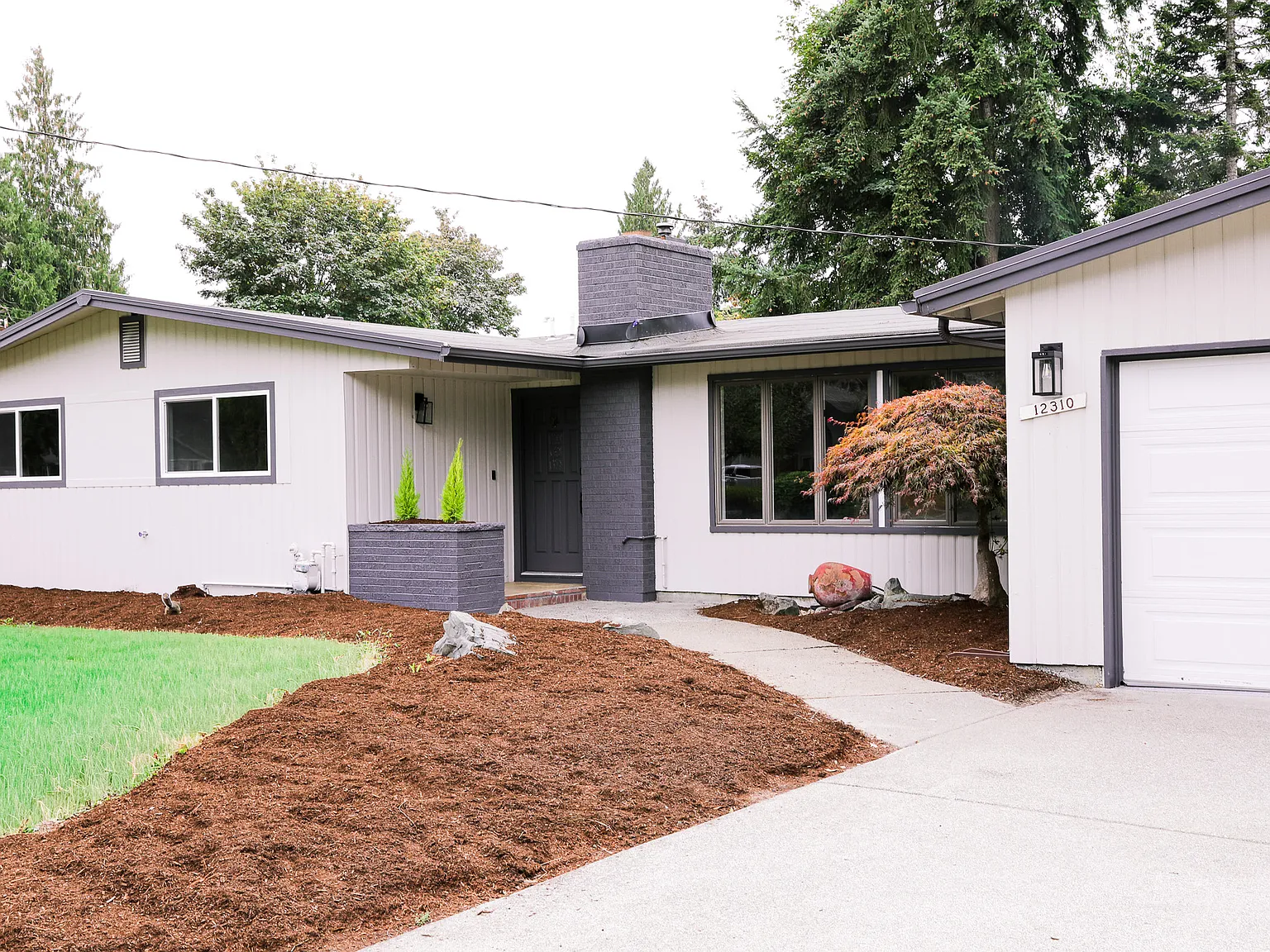 5 bed, 2054 sqft, $3,700 — Photo 2