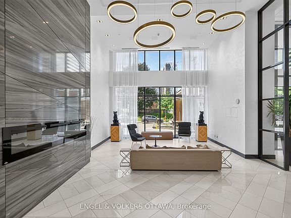 2nd image of 255 Bay St #816