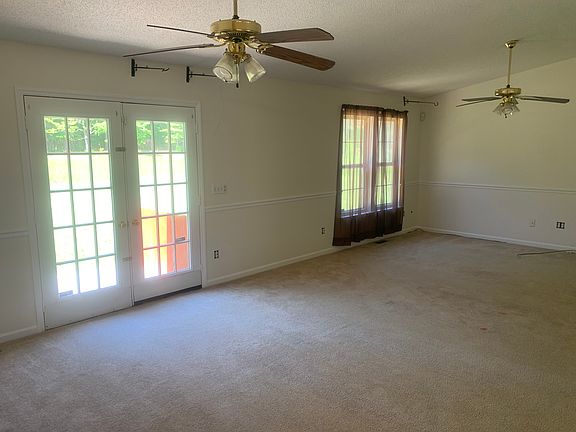 3rd image of 124 Hidden Valley Dr