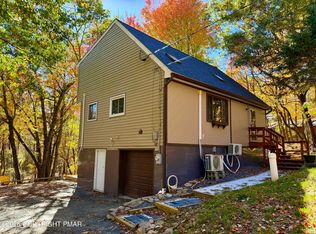 527 Clearview Dr, Long Pond, PA 18334