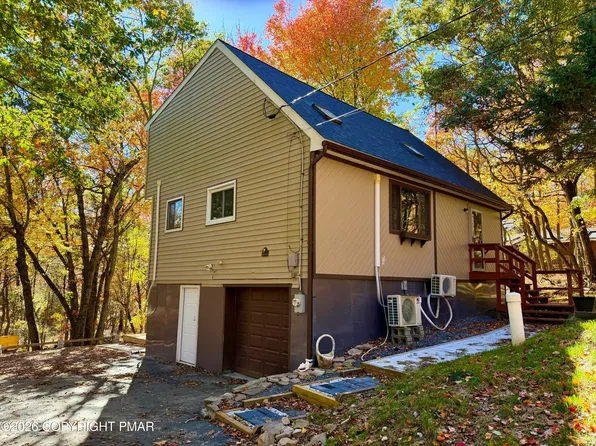 527 Clearview Dr, Long Pond, PA 18334