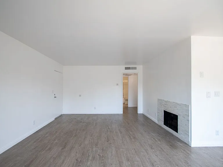 15128-44 Burbank Blvd — Photo 29