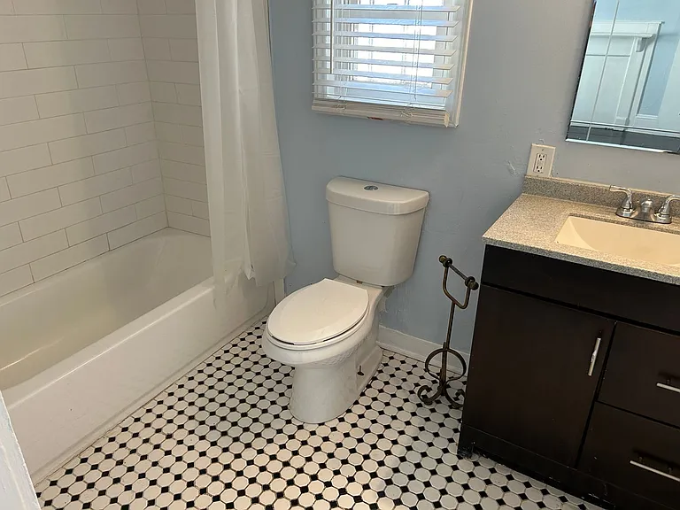823 Parkwood Ave — Photo 8