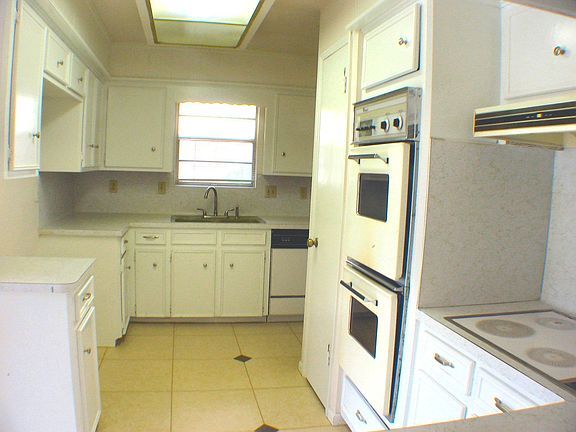 3rd image of 9711 Wickenburg Dr