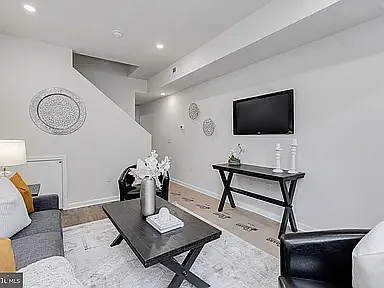 2224 Greenwich St — Photo 5