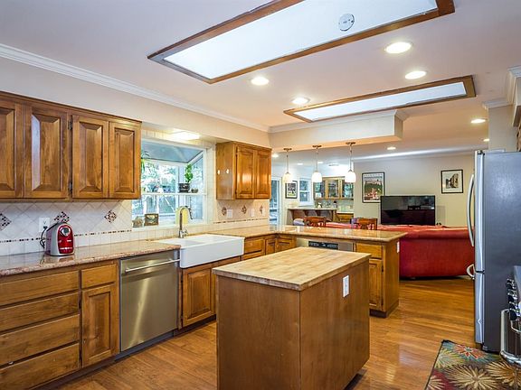 5th image of 975 White Oak Dr