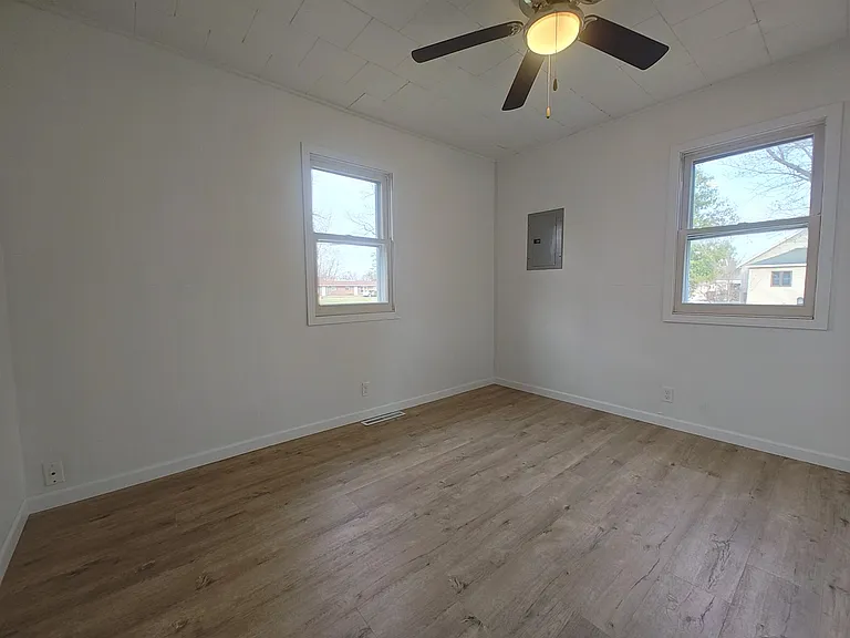 308 E Delaware St — Photo 9