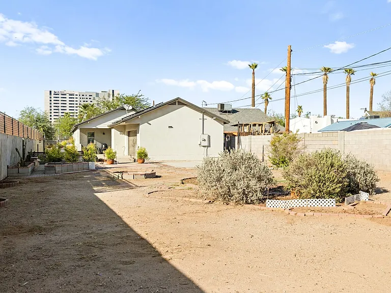 1025 E Portland St — Photo 34