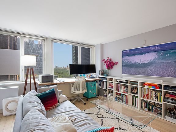 4th image of 322 W 57th St APT 32L