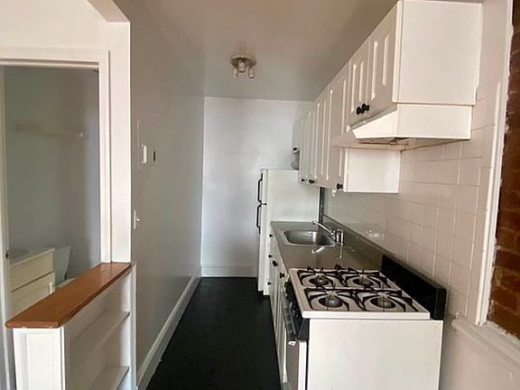 4th image of 237 Clermont Ave #1