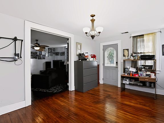 3rd image of 1139 W 5th St